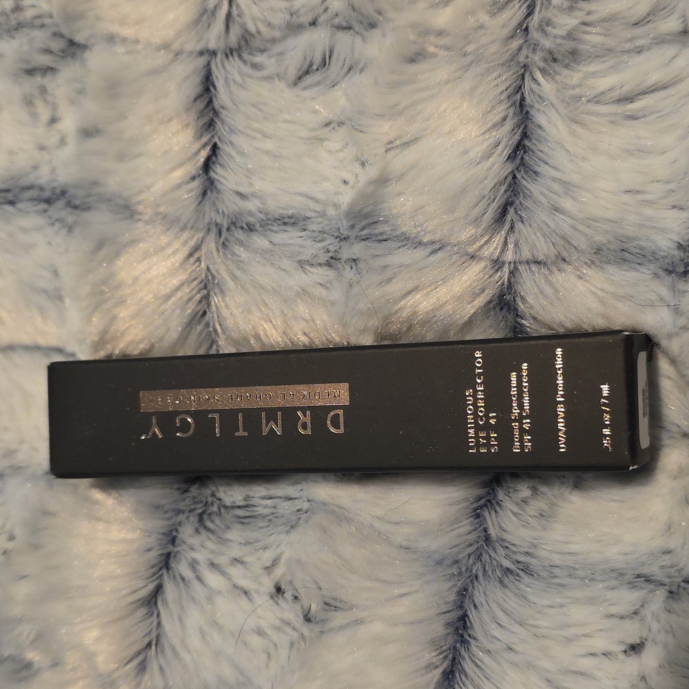 Eye Concealer - Picture 3 of 3